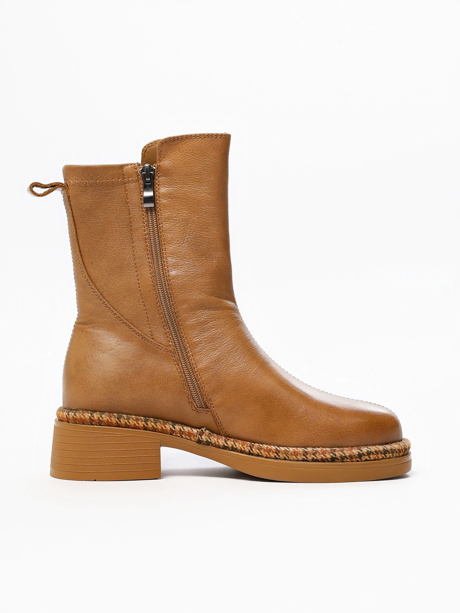 Ботинки светло-коричневого цвета на среднем широком каблуке